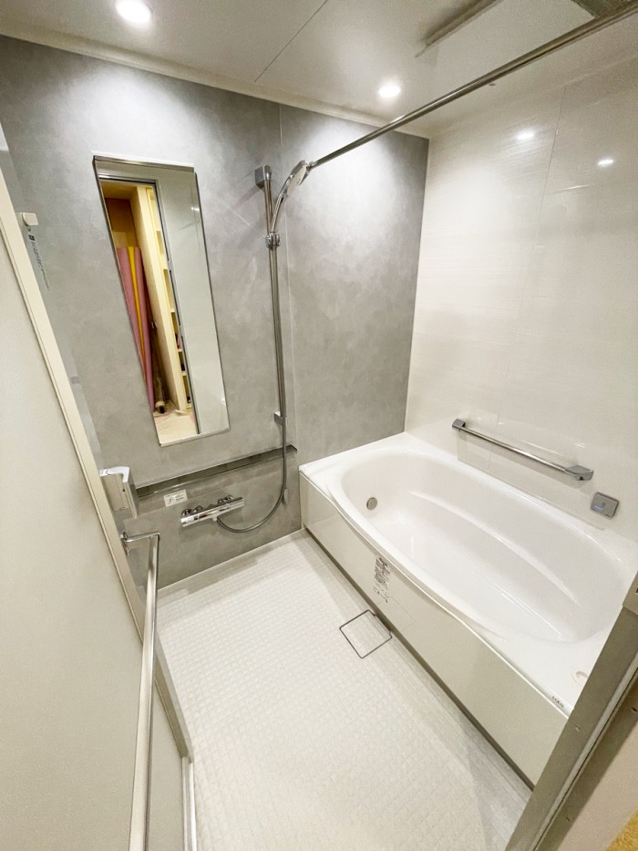 湯面の広がりと角の少ない柔らかな曲線で心地よい全身入浴　川崎市高津区Y様邸